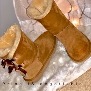 Bailey Bow II Uggs. (Size 6-8)